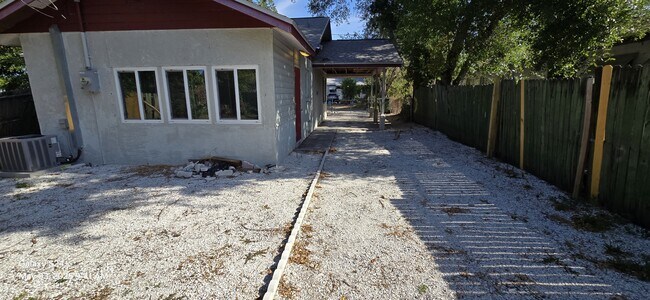 Building Photo - 1505 18th Ave Dr W