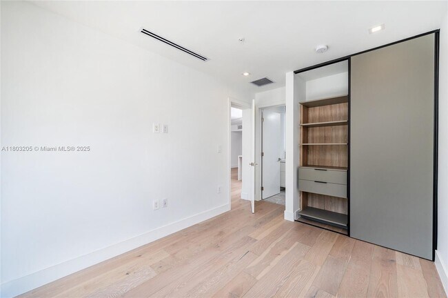 Building Photo - 204 Sunrise Dr