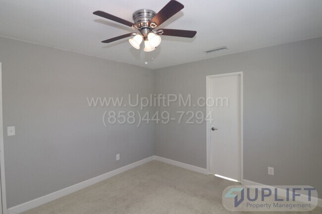 Building Photo - 2 bed 2 bath Remodeled Duplex