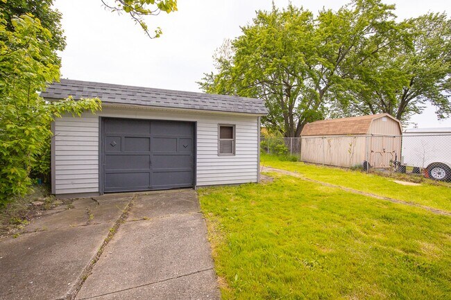 Building Photo - 3 bedroom/1 bath Single House!