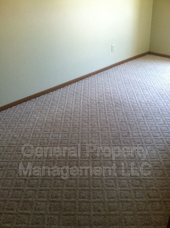 Building Photo - 4 bedroom in proximity to UWEC and downtow...