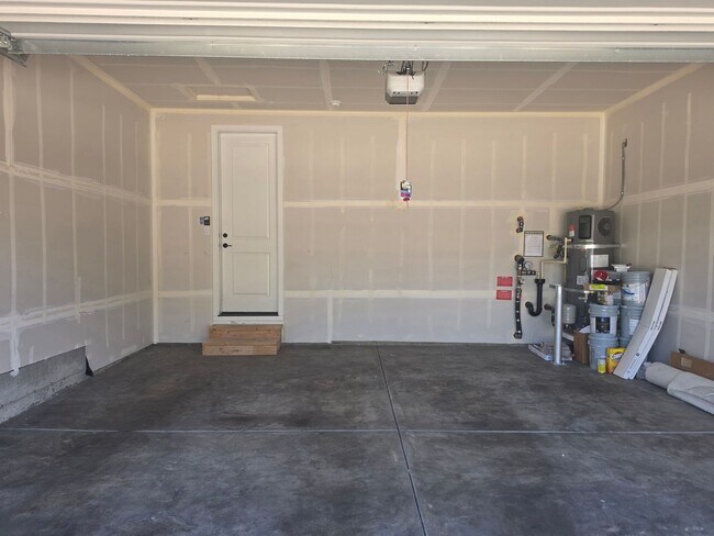 Building Photo - 3 Bedroom Plus Den Rambler in Arborwood!