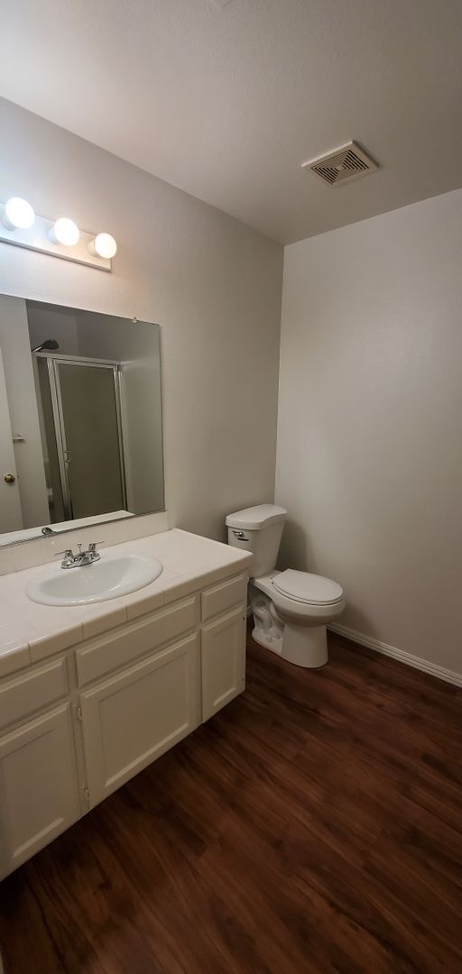 Building Photo - Turlock 2 Bedroom 2 Bath with Garage Triplex