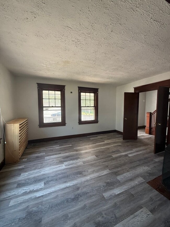 Building Photo - Spacious 3 Bed, 2 Bath Single Family home ...