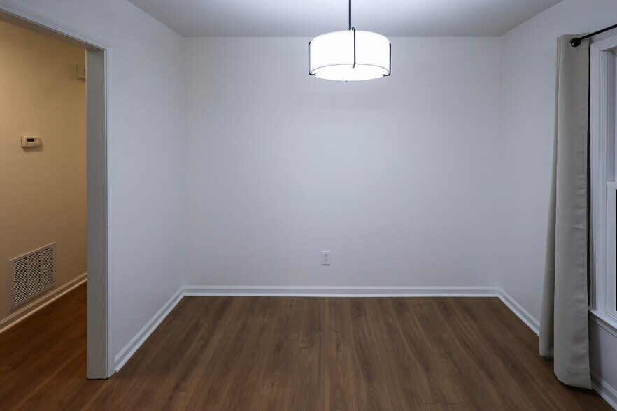Eating Area Can seat 6! - 1685 Bald Ridge Marina Rd