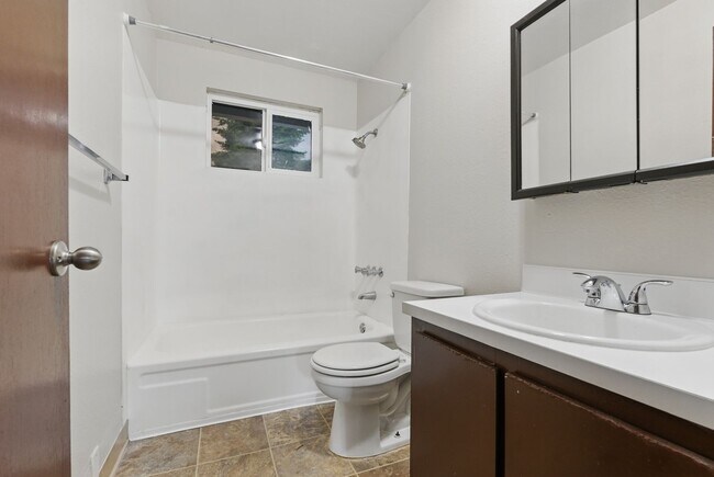 Building Photo - Comfort & Convenience in the Heart of Lents!