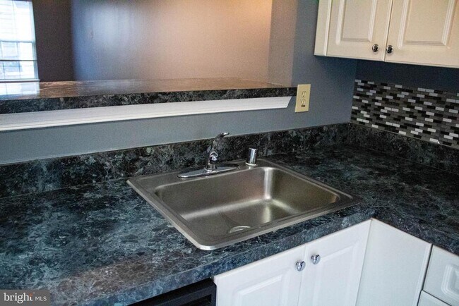 Building Photo - 2095 Pawlet Dr