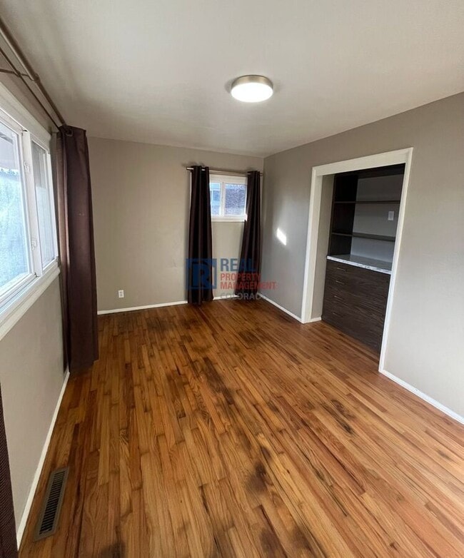 Building Photo - 2013 W Lake St