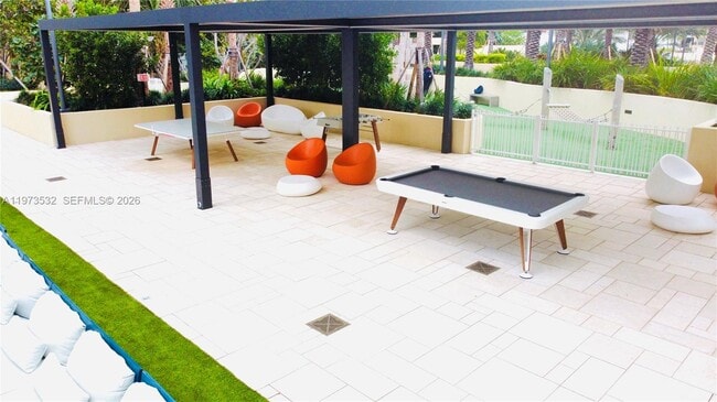 Building Photo - 400 S Pointe Dr