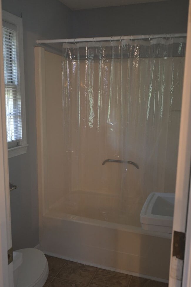 Building Photo - 2BR/2BA Home with Patio & Pet Friendly in ...