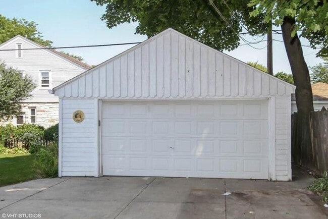 Building Photo - 908 E Hampton Rd