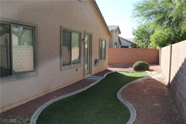 Building Photo - 3764 Bowers Hollow Ave
