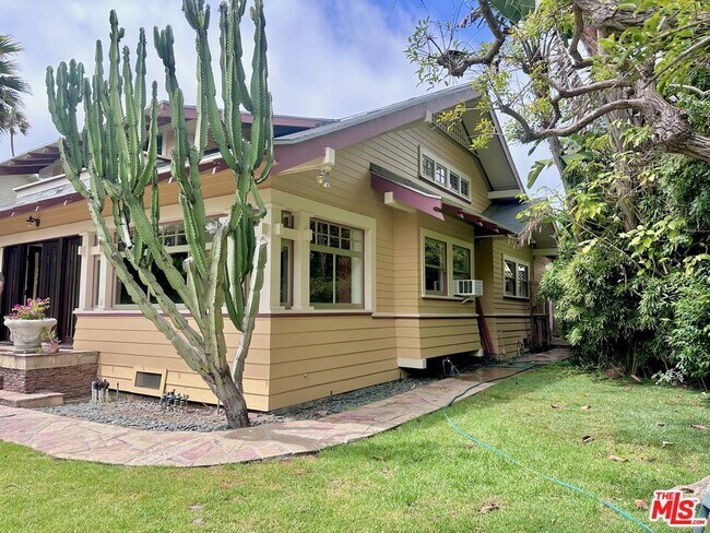 Building Photo - 2216 Meade Pl