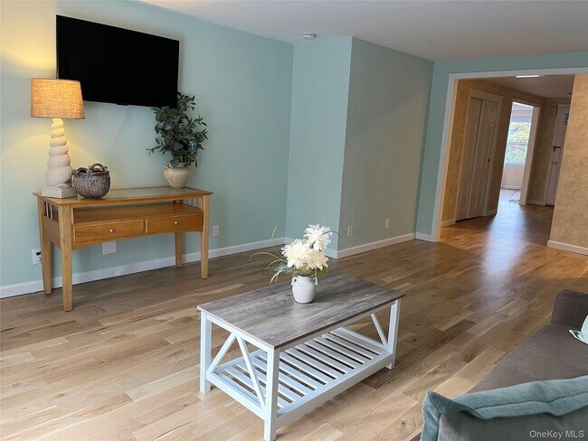 Building Photo - 25 Squires Ave