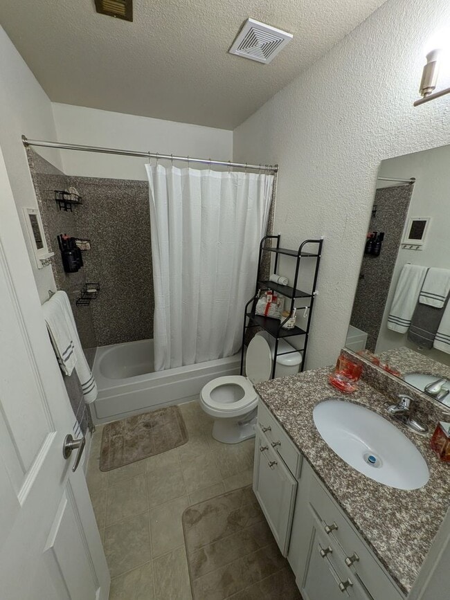 Building Photo - 2 bed 1 bath condo for rent -$1300