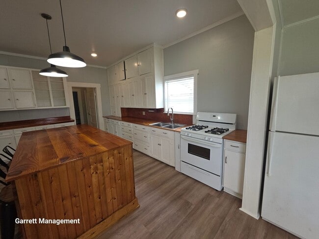 Building Photo - Cute 3/2 Home in Lometa, TX