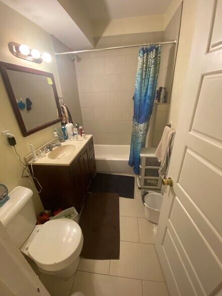 Building Photo - 102 Saxton St