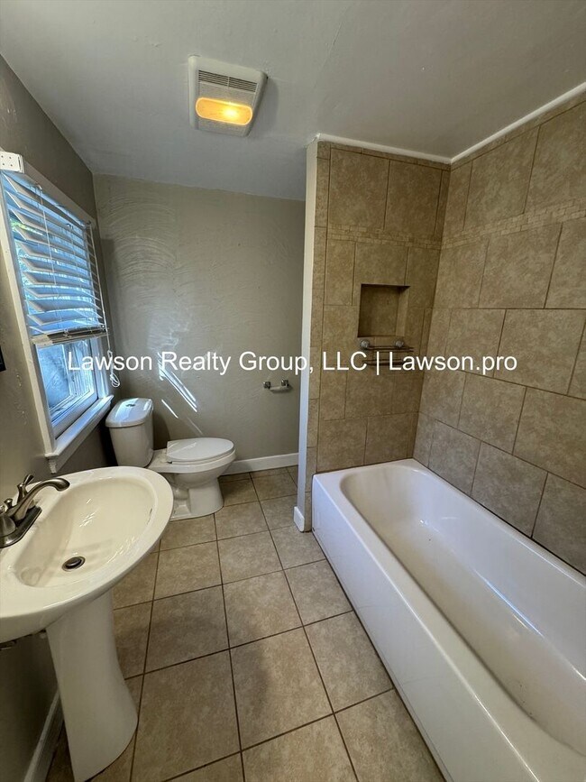 Building Photo - Three Bedroom Home - Walking Distance to G...