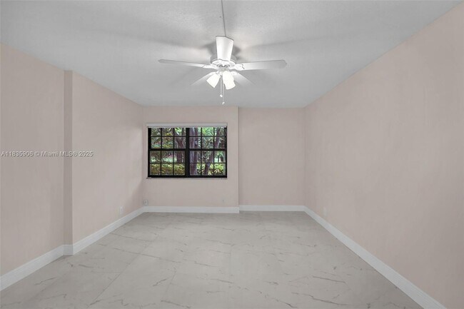 Building Photo - 250 E Royal Palm Rd