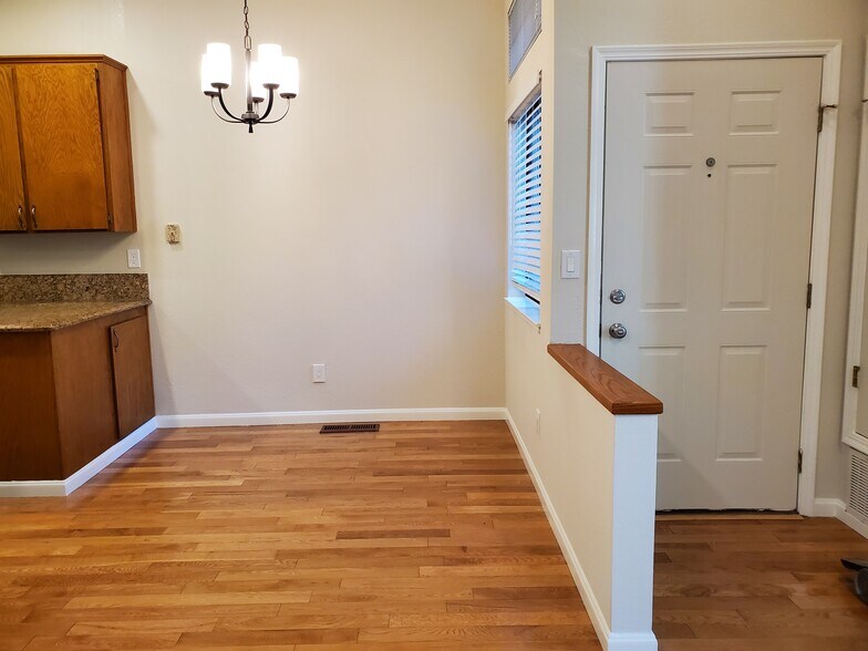 Building Photo - 2072 Fostoria Cir