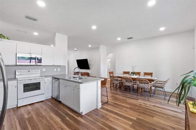 Building Photo - 2630 Dunwoodie Pl