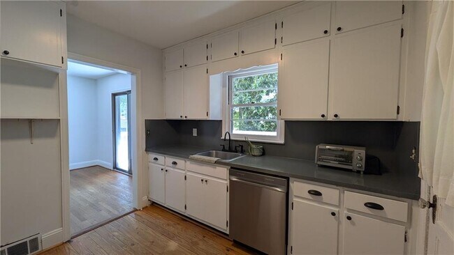 Building Photo - 4300 Rickenbacker Way NE