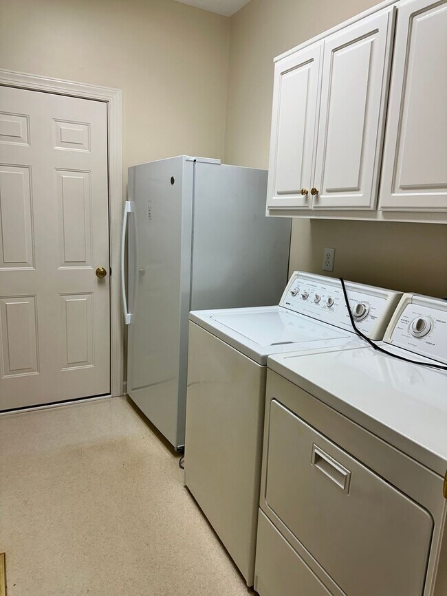 Building Photo - Beautiful home for rent in Fords Colony! Available Now!