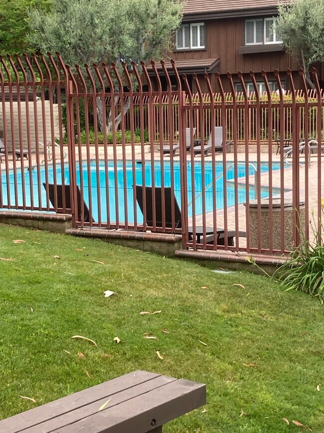 Building Photo - 1563 Stonewood Ct