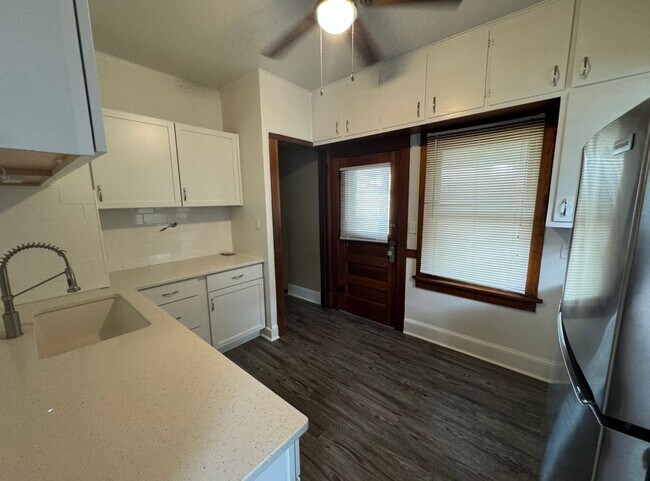 Building Photo - Large Augustana Rental Home