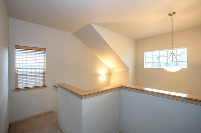 Building Photo - Modern 4 Bedroom, 2.5 Bath Home In Silver Creek w/AC