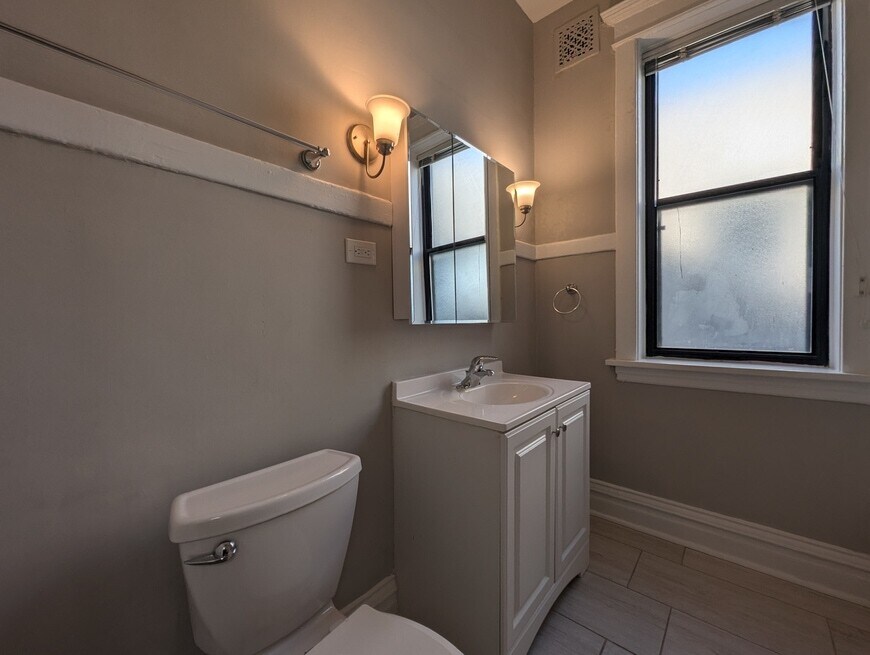 Building Photo - 3824 N Fremont