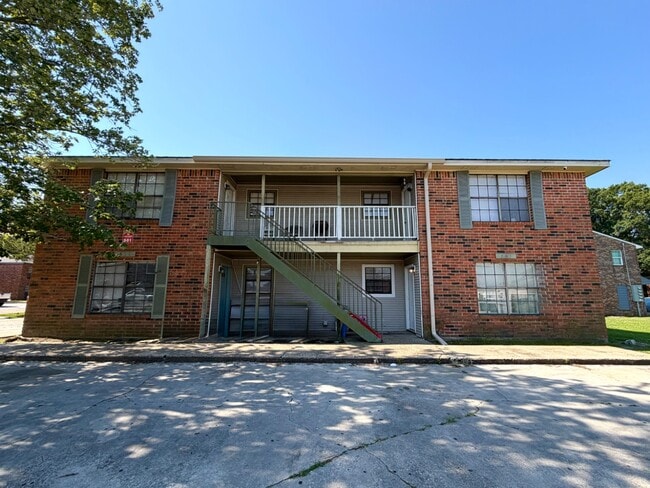 Building Photo - 501 Sweetbriar St