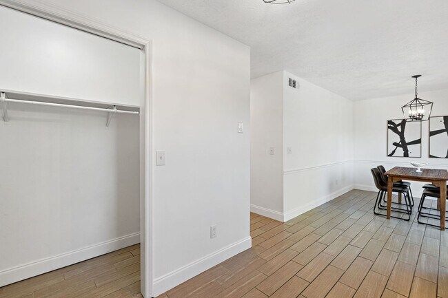Building Photo - Fully renovated condo in Hendersonville