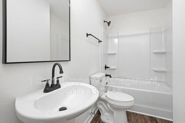 Building Photo - 377 Tuttle Ave
