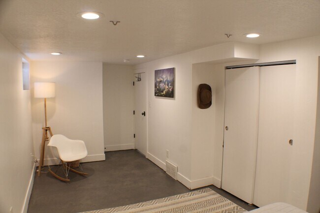 Building Photo - GORGEOUS Salt Lake Home!!!