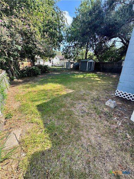 Building Photo - 1312 E Mistletoe Ave