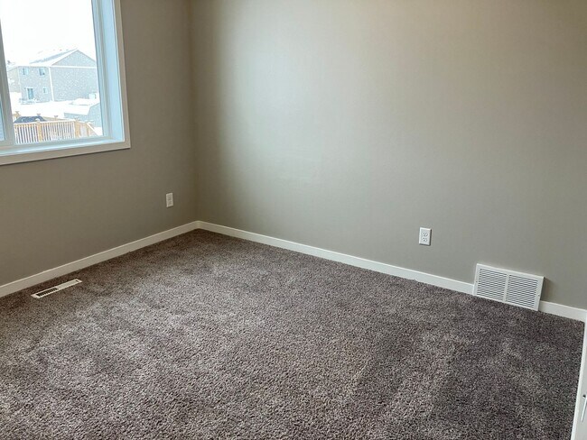 Building Photo - 4 Bed 2.5 Bath Single Family Home