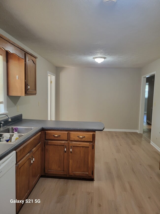Building Photo - 253 Ivanhoe Ln