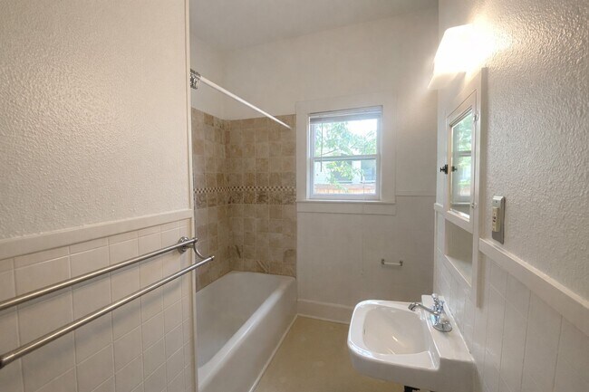 Building Photo - 4213 Avenue C