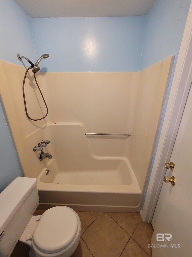 Building Photo - 512 Lake Forest Blvd