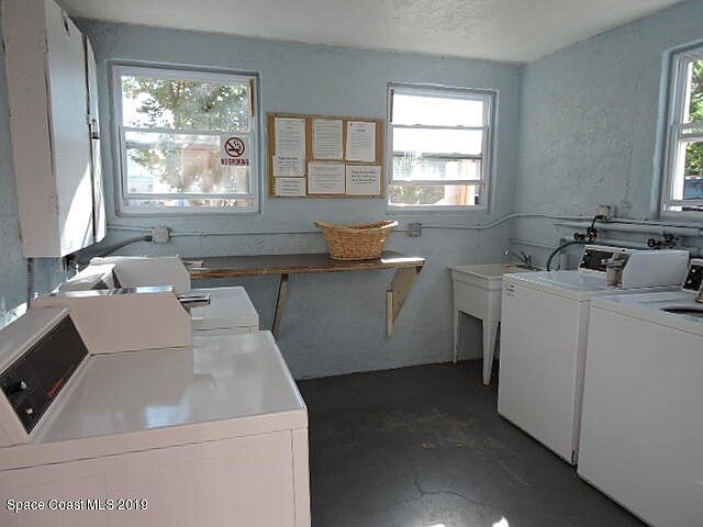 Building Photo - 211 Circle Dr