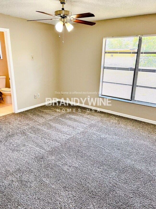 Building Photo - Beautiful 3BR in Deltona Lakes! MOVE IN SP...