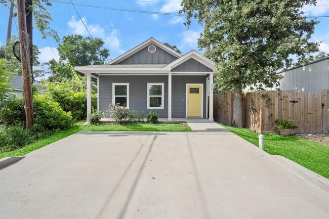 Primary Photo - 16670 Meadowcroft St