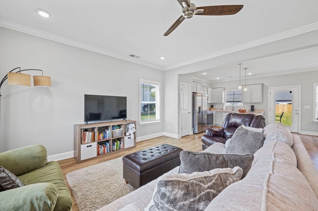 Building Photo - 631 NE Bellingham Dr