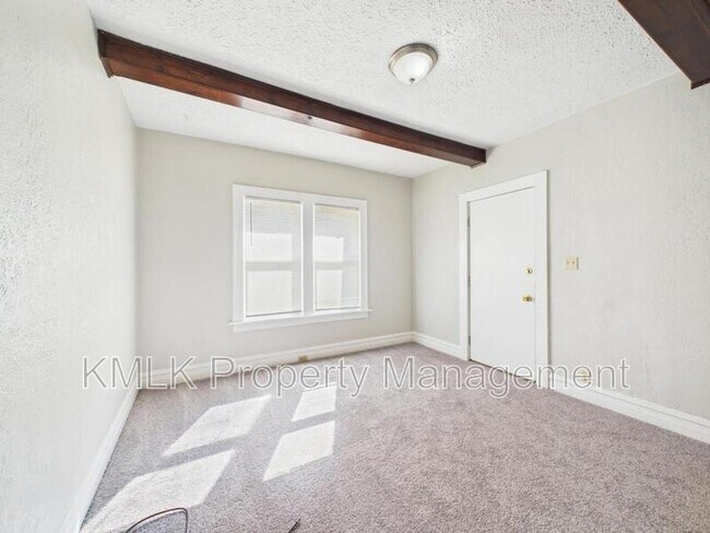 Building Photo - 533 Gage St
