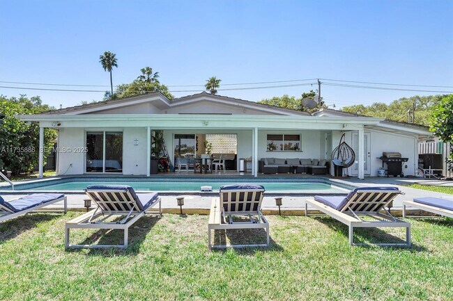 Building Photo - 2541 NE 195th St