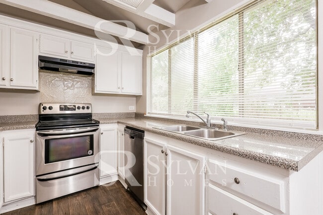 Building Photo - Discover Spacious Comfort & Fun