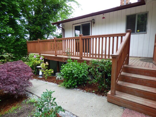 Building Photo - Charming West Seattle Rambler in the Priva...