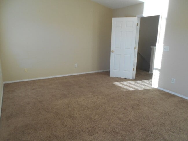 Building Photo - 3 bedroom, 3 bath townhome in Kiskadee Parke