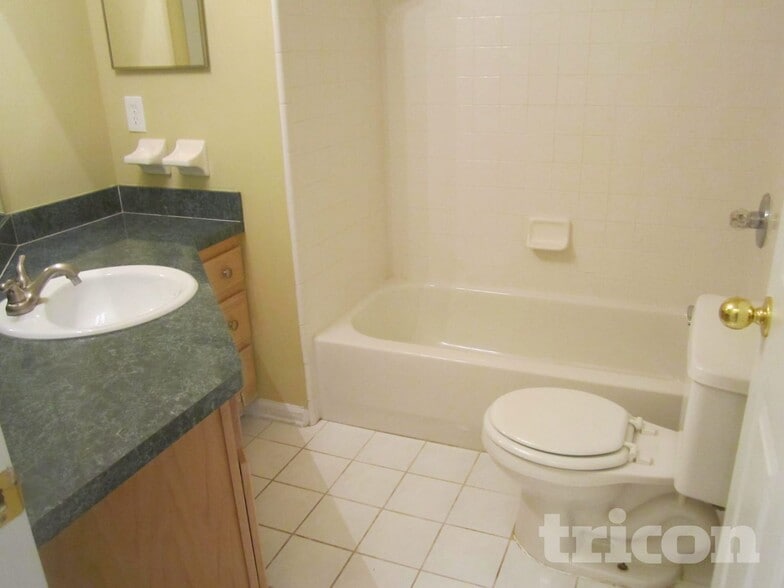 Building Photo - 325 Island View Cir